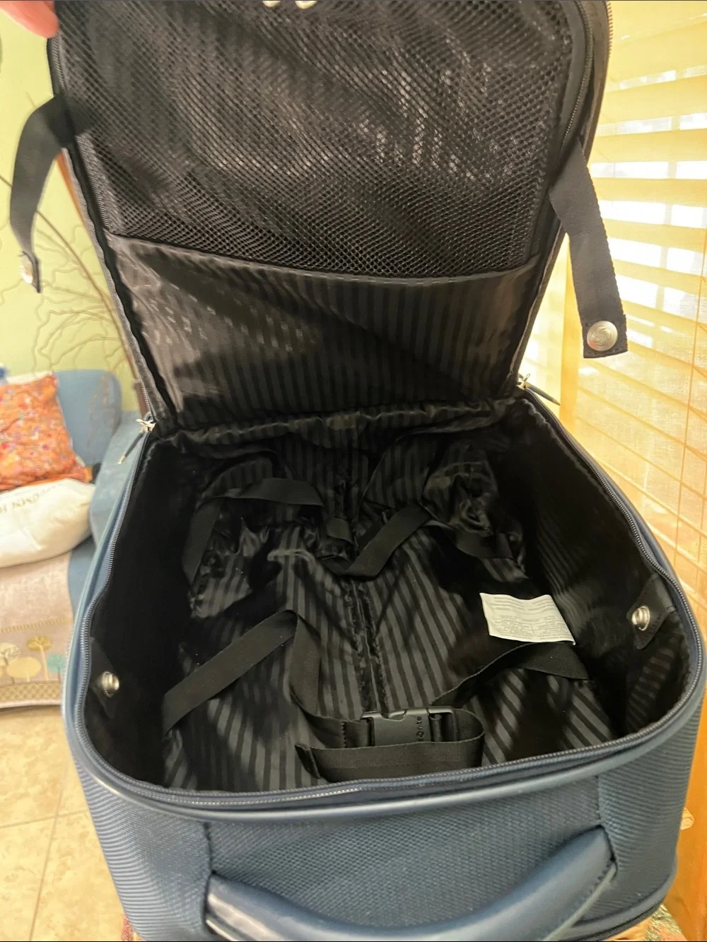 Samsonite 1910 Dark Blue Upright Spinner Carry-On Pre-owned. Very good condition